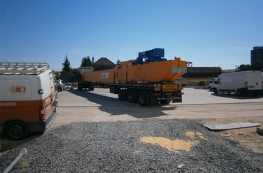 Carroponte con carrello in viaggio verso il magazzino di componenti dell'azienda ENERCON in Francia