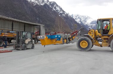 Scarico delle gru a ponte monotrave presso l'azienda norvegese Elementpartner