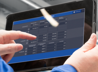 Mitarbeiter bedient das System ABUControl auf einem Tablet